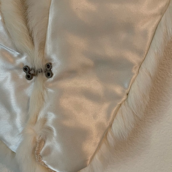 Elegant Faux Fur Collar in Cream - Picture 3 of 4